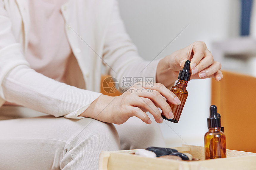 居家女性使用护理精油图片