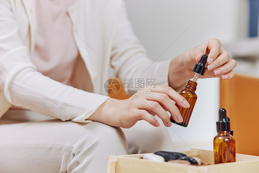 女性使用护肤精油特写图片