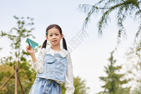 手拿小风车的女孩图片