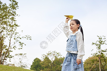 手拿小风车的女孩图片