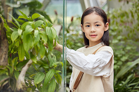 在植物园郊游的小女孩图片