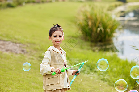 秋季室外玩耍的小女孩背景图片