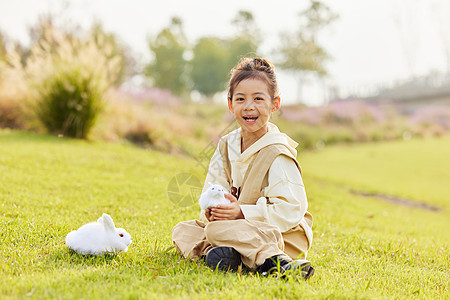 室外和兔子玩耍的小女孩图片