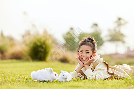 室外和小兔子玩耍的小女孩图片