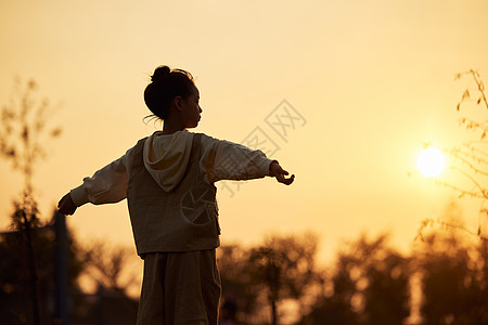 夕阳小女孩背影剪影图片