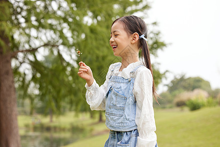 秋季室外开心玩耍的小女孩背景图片