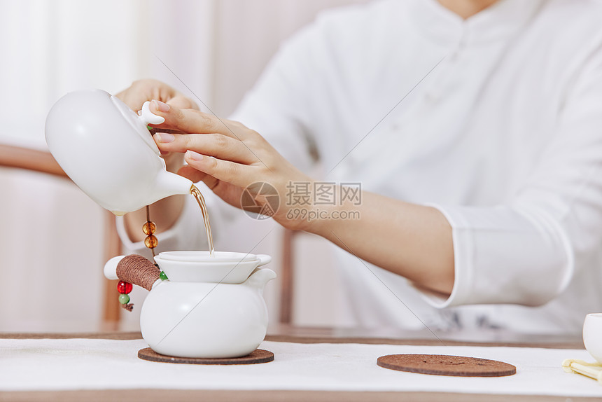 青年女性沏茶泡茶特写图片