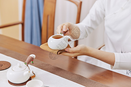青年女茶艺师沏茶手部特写图片