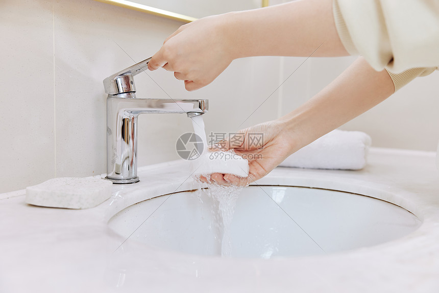 女性使用肥皂洗手特写图片