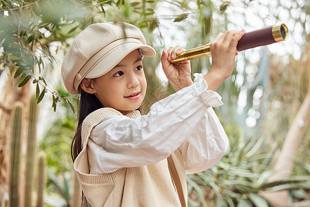 室外手拿望远镜的小女孩图片