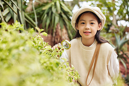 在植物园参观的小女孩高清图片