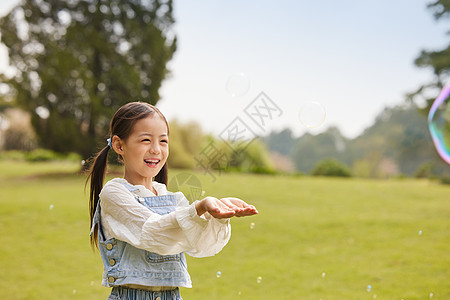 洗脸泡泡小女孩用手接泡泡背景