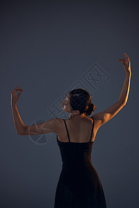 暗光环境下的柔美舞蹈女性图片