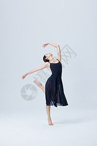 跳现代舞的气质女性舞者图片