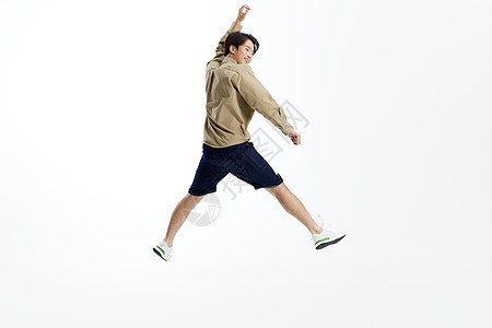 跳跃的活力青年男性背影图片