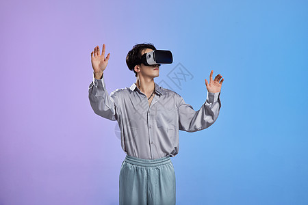 未来感男性使用vr眼镜背景图片