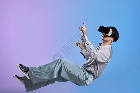 未来感悬浮男性虚拟点击屏幕图片