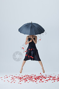 撑伞舞蹈的气质女性图片