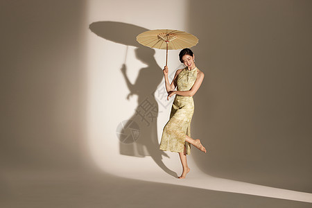 国潮女性舞者手撑油纸伞图片