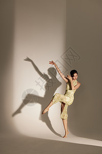 古典国潮女性舞者图片