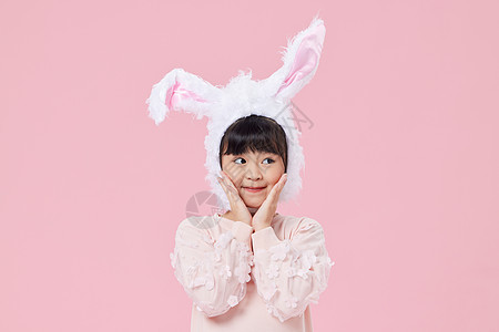 头戴兔耳朵的小女孩形象背景图片