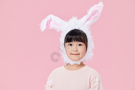 头戴兔耳朵的可爱女孩形象背景图片