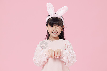 戴着兔耳朵的小女孩背景图片
