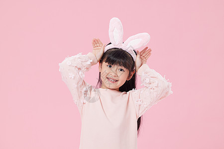 可爱的兔耳朵小女孩背景图片