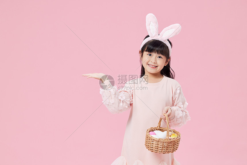 手拿彩蛋篮子的兔耳朵可爱女孩图片