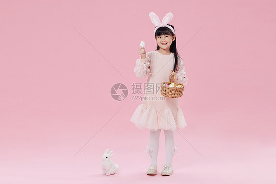 兔耳朵小女孩手拿复活节彩蛋图片