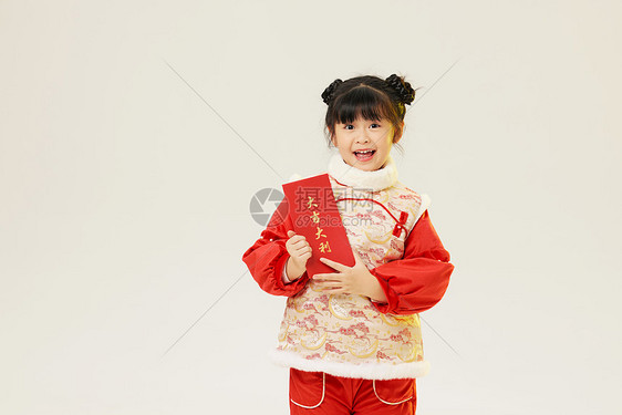 可爱新年小女孩手拿大红包形象图片