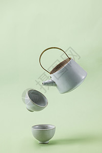 悬空的茶壶和茶杯图片
