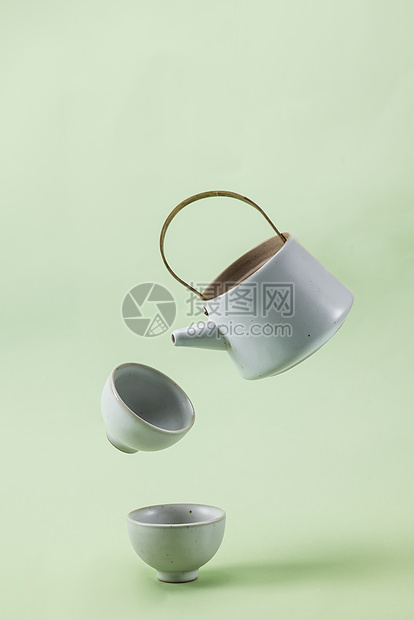 悬空的茶壶和茶杯图片