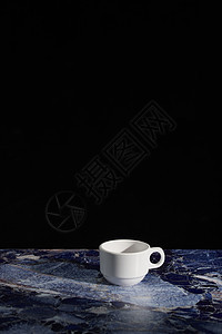 黑色背景上的茶杯图片