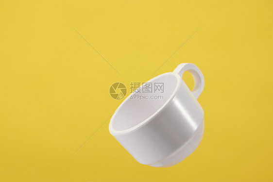 悬浮在空中的咖啡杯图片