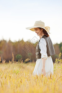 秋季在稻田散步郊游的美女图片