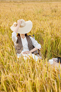 秋季女性稻田休闲图片