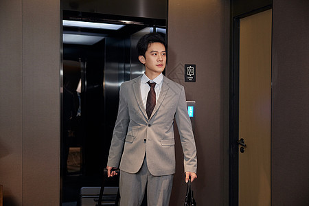 走出酒店电梯的商务男士图片