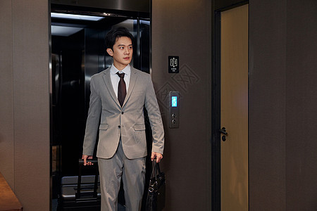 商务男士走出酒店电梯图片