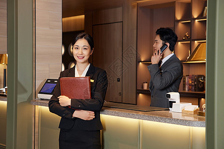 快捷酒店大厅前台服务人员工作形象背景图片