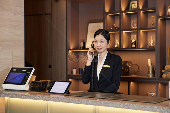 快捷酒店前台女服务员接电话形象图片