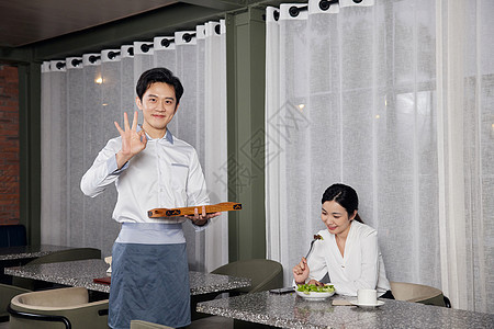 快捷酒店餐厅服务员上菜形象图片
