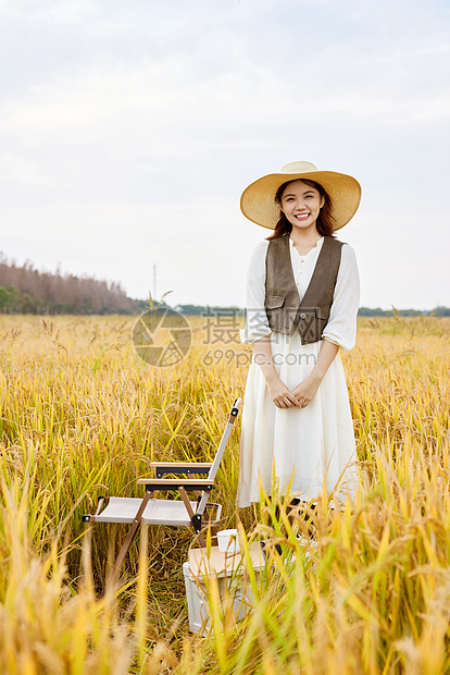 秋季稻田美女人像图片