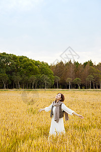 女性户外享受田野大自然图片