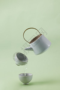 创意合成悬浮的茶壶与茶杯图片