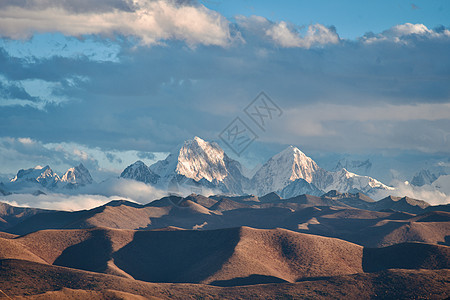四川川西甘孜的雪山图片