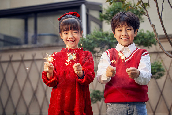 过年在院子里放烟花棒的孩子图片