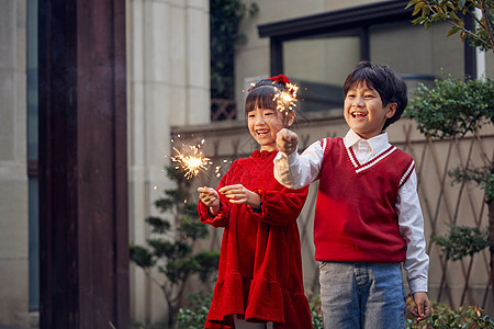 新年儿童在院子里放烟花图片