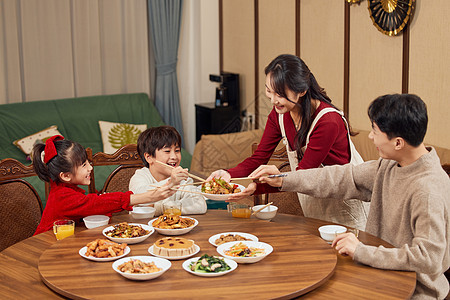 新年过年一家团聚年夜饭图片