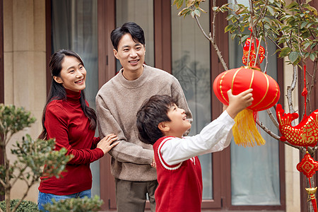 过年装饰院子的一家人高清图片